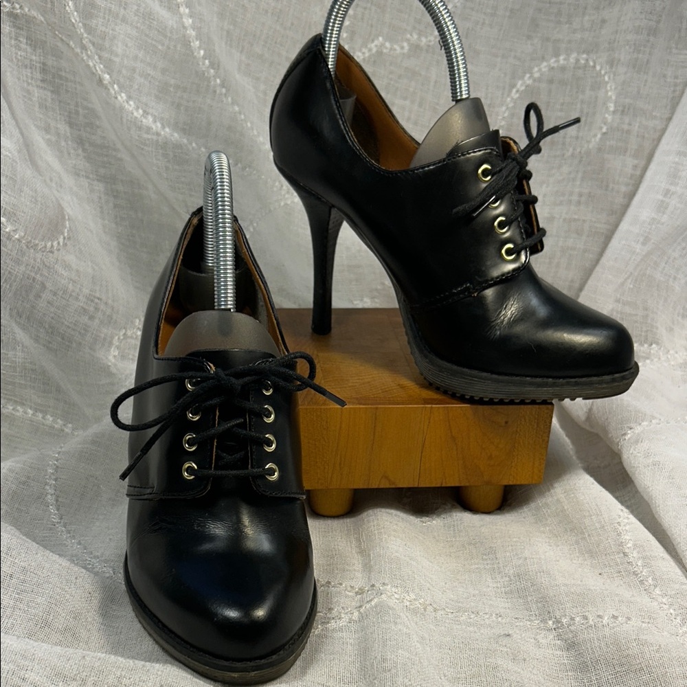 Dr Martens almost NEW leather lace up heels